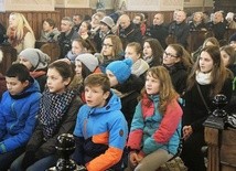 Dzieci, młodzież i małżonkowie razem podczas Mszy św. w kościele św. Jakuba w Rzykach