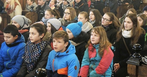 Dzieci, młodzież i małżonkowie razem podczas Mszy św. w kościele św. Jakuba w Rzykach