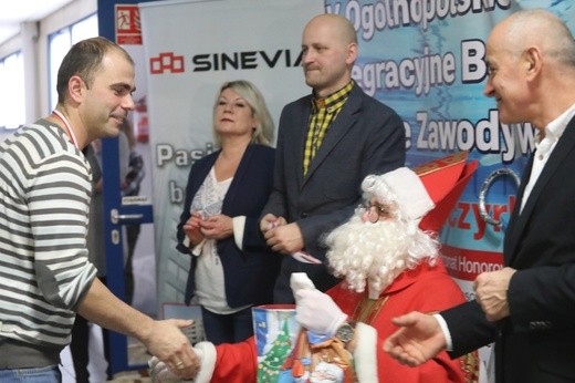 Św. Mikołaj z pływakami w Szczyrku