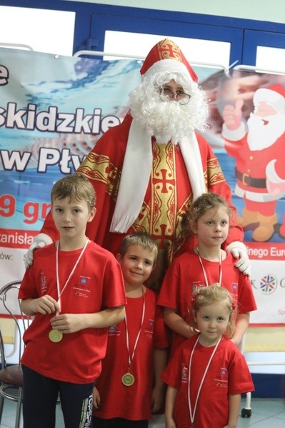 Św. Mikołaj z pływakami w Szczyrku