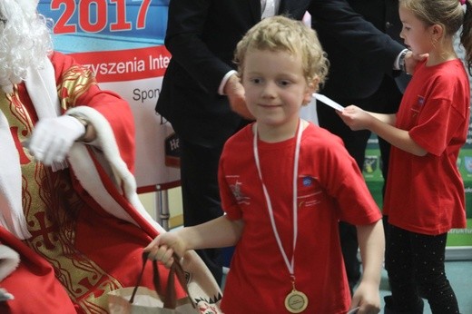 Św. Mikołaj z pływakami w Szczyrku