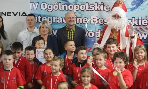 Każde dziecko oprócz upominku, medalu i dyplomu otrzymało też koszulkę