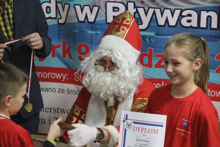 Mikołajowy prezent otrzymał każdy uczestnik integracyjnych pływackich zajęć na basenie COS w Szczyrku