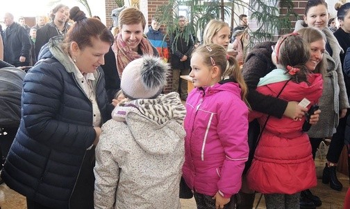 Po Mszy św. dzieci nie powstrzymały się od przytulania wolontariuszek na pożegnanie