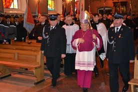 Bp Roman Marcinkowski od wielu lat towarzyszy modlitewnym spotkaniom strażaków w Tłuchowie