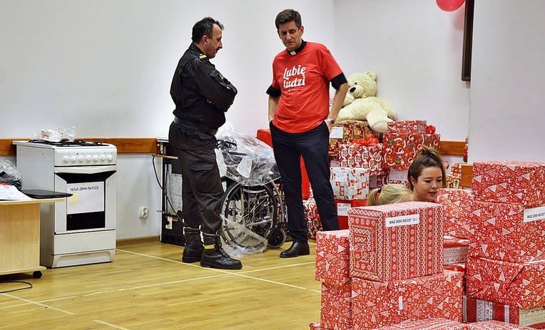 W tegoroczną akcję Szlachetnej Paczki w Płońsku zaangażował się m.in. ks. Michał Fordubiński, wikariusz parafii św. Michała Archanioła