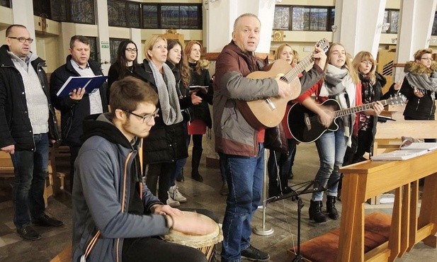 Alphowicze współtworzą także zespół muzyczny