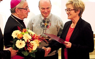 ▲	Abp Sławoj Leszek Głódź wręcza nagrodę Parafialnemu Zespołowi Caritas przy kościele pw. Zmartwychwstania Pańskiego w Gdańsku.