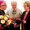 ▲	Abp Sławoj Leszek Głódź wręcza nagrodę Parafialnemu Zespołowi Caritas przy kościele pw. Zmartwychwstania Pańskiego w Gdańsku.