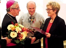 ▲	Abp Sławoj Leszek Głódź wręcza nagrodę Parafialnemu Zespołowi Caritas przy kościele pw. Zmartwychwstania Pańskiego w Gdańsku.