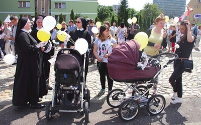 Każdego roku mamy ze swoimi pociechami i siostry kanoniczki Ducha Świętego spotkać można na Marszu dla Życia i Rodziny.