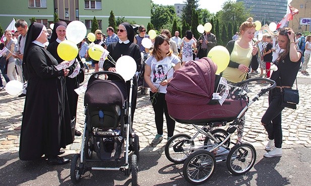 Każdego roku mamy ze swoimi pociechami i siostry kanoniczki Ducha Świętego spotkać można na Marszu dla Życia i Rodziny.