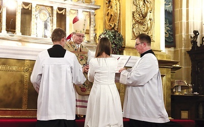 ▲	Każda z kandydatek podchodziła do biskupa i składała ślub czystości. Następnie otrzymały one obrączki oraz księgi liturgii godzin.