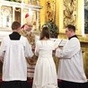 ▲	Każda z kandydatek podchodziła do biskupa i składała ślub czystości. Następnie otrzymały one obrączki oraz księgi liturgii godzin.