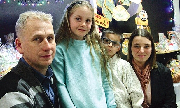 – To szczęściarze. Rodzice długo na nich czekali, znają ich wartość i są gotowi oddać im wszystko – przekonują Ola i Daniel (na zdjęciu z Oliwią i Maciejem).