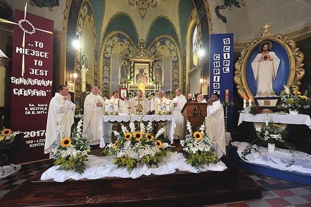 ▲	W roku jubileuszu Mszy św. w szpitalnej kaplicy przewodniczył abp Marek Jędraszewski.