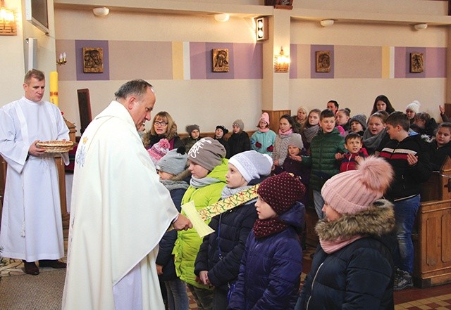 Ojciec Ignacy Kosmana OFM Conv pasuje dziewczęta na Rycerzy Niepokalanej.