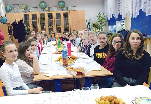 ▲	Młodzi wolontariusze nie potrafią nie pomagać.