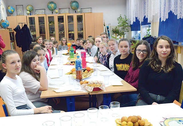 ▲	Młodzi wolontariusze nie potrafią nie pomagać.