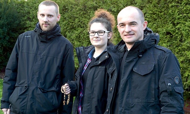 Pomagają wyjść z bezdomności. Od lewej: Mateusz Kwieciński, Izabela Kaczor i ks. Daniel Glibowski.