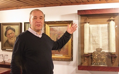 Jerzy Piotrowski, kierownik Muzeum Małego Miasta, opowiada o ocalałych pamiątkach po bieżuńskich Żydach.