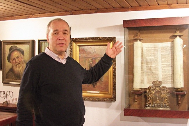 Jerzy Piotrowski, kierownik Muzeum Małego Miasta, opowiada o ocalałych pamiątkach po bieżuńskich Żydach.
