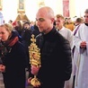W procesji nieśli relikwie świętego.