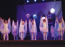 Koncert mikołajkowy na scenie Lubskiego Domu Kultury rozpoczęły przedszkolaki.