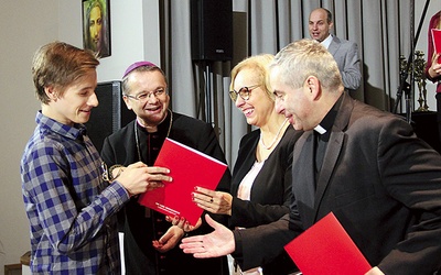 Młodym wolontariuszom gratulował nie tylko bp Tadeusz Lityński, ale też lubuska kurator oświaty Ewa Rawa i dyrektor Caritas Polska ks. Marcin Iżycki.