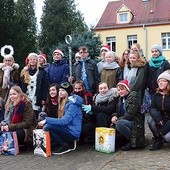 Uczniowie z SP nr 1 przed Domem Pomocy Społecznej sióstr jadwiżanek.