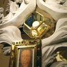 ▲	Jezus w Najświętszym Sakramencie i kopia wizerunku  z Manoppello w katowickim kościele Mariackim.