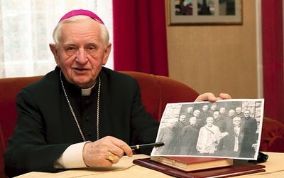 Arcybiskup z fotografią przełożonych seminarium