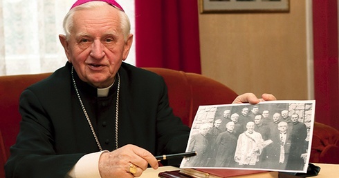 Arcybiskup z fotografią przełożonych seminarium