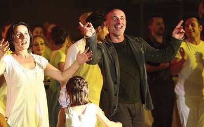 ▲	Mariusz Kozubek  na scenie w Spodku podczas premiery widowiska „Exodus”. 