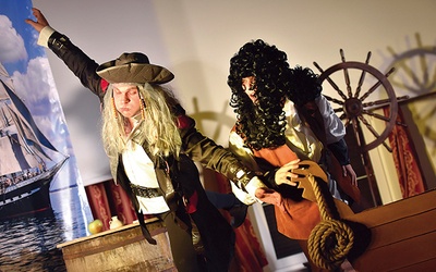 W drugiej części spotkania alumni IV roku przedstawili sztukę nawiązującą do „Piratów z Karaibów”.