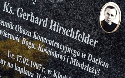 Bł. ks. Gerhard Hirschfelder urodził się w 1907 roku w Kłodzku. Był przeciwnikiem nazizmu, odważył się publicznie powiedzieć: „Kto wyrywa młodzieży z serc wiarę w Chrystusa, jest zbrodniarzem!”. Trafił za to do obozu koncentracyjnego w Dachau, gdzie zmarł śmiercią męczeńską 1 sierpnia 1942 r.