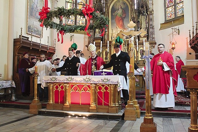 Na zakończenie uroczystości wszyscy zebrani w kościele odśpiewali pieśń, trzymając się za ręce. Na zdjęciu: bp Ignacy Dec, Andrzej Zibrow, Derek Lenartowicz, ks. Krzysztof Iwaniszyn. 