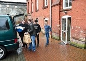 Wypełniony darami  bus z Czarnego przyjechał do Domu Miłosierdzia i Domu Samotnej Matki  6 grudnia.