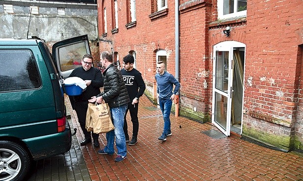 Wypełniony darami  bus z Czarnego przyjechał do Domu Miłosierdzia i Domu Samotnej Matki  6 grudnia.