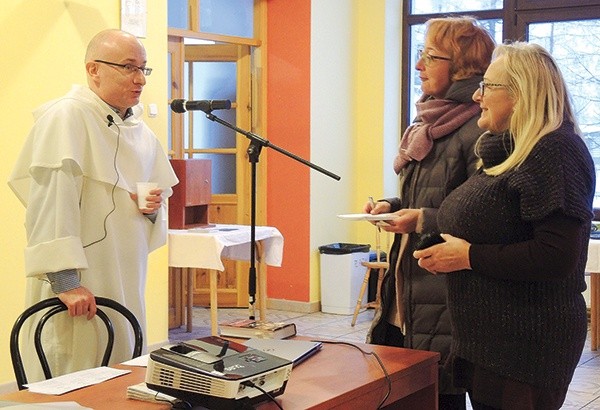 ▲	Ojciec Karbownik OP podczas wykładu w hermanickim klasztorze.