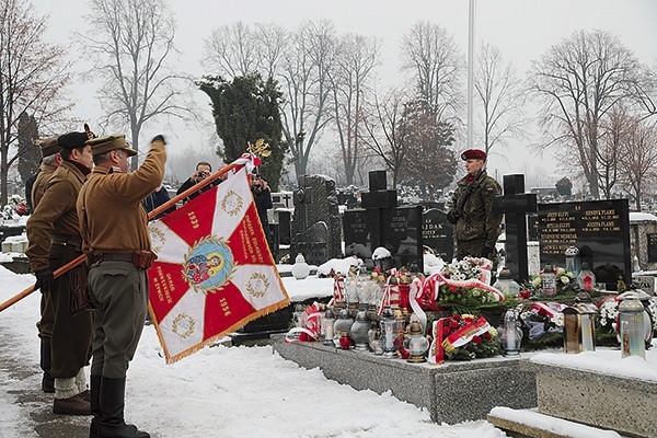 ▲	Pamięć bohatera uczczono przy jego grobie.