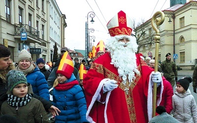 ▲	Za świętym przez miasto podążały całe rodziny.