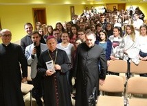 Z uczestnikami spotkał się bp Henryk Tomasik. Z prawej ks. Grzegorz Łabądź, asystent KSM DR, z lewej ks. Damian Fołtyn, który prowadził rekolekcje