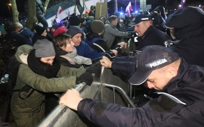 Gorąco pod budynkiem Senatu. Rozwiązano protest przeciwko reformie sądownictwa