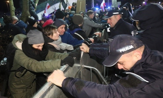 Gorąco pod budynkiem Senatu. Rozwiązano protest przeciwko reformie sądownictwa