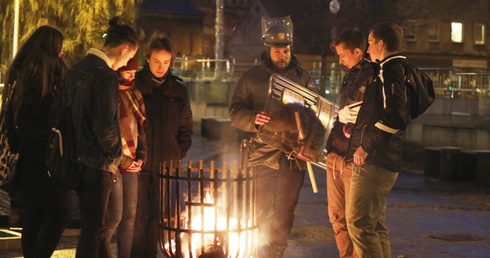 Przechodnie na widok koksownika na ulicy od razu wspominali stan wojenny...