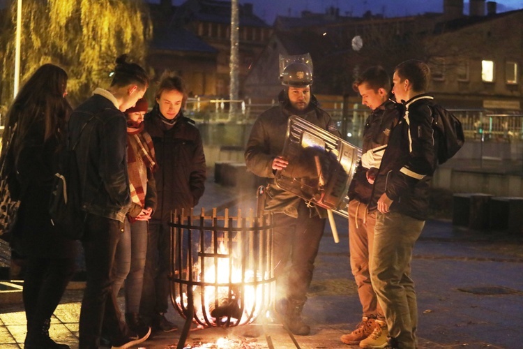 Przechodnie na widok koksownika na ulicy od razu wspominali stan wojenny...