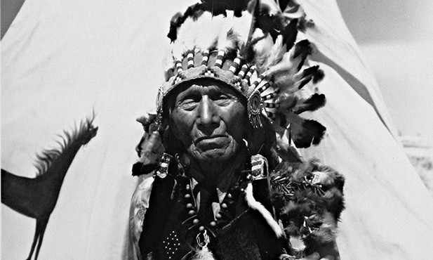 Czarny Łoś z plemienia Lakota w wieku 40 lat przyjął chrzest. Został katolikiem o imieniu Nicholas i nawrócił na chrześcijaństwo 400 osób.