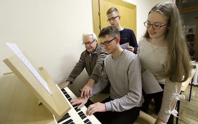 Alfred Bączkowicz, jeden z założycieli opolskiej szkoły organistowskiej, w DIMK kształci nowe pokolenie organistów.