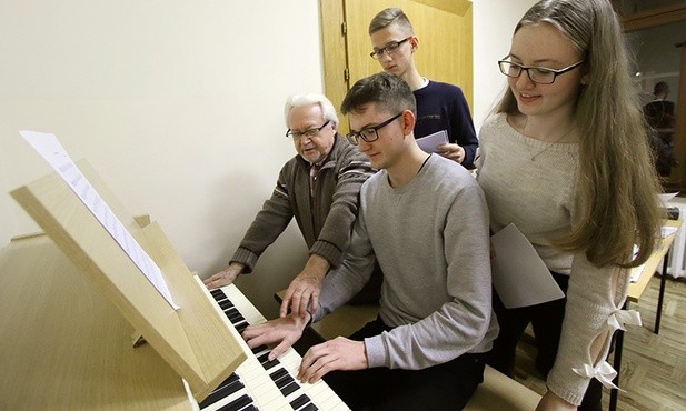 Alfred Bączkowicz, jeden z założycieli opolskiej szkoły organistowskiej, w DIMK kształci nowe pokolenie organistów.